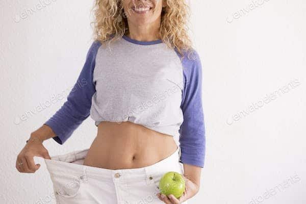 Comment intégrer un pantalon à pince dans une tenue décontractée?