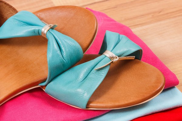 Quels modèles de sandales à talons conviennent pour une soirée d'été en bord de mer?