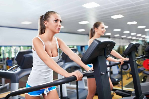 Quels exercices de fitness ciblent efficacement les cuisses et les mollets?